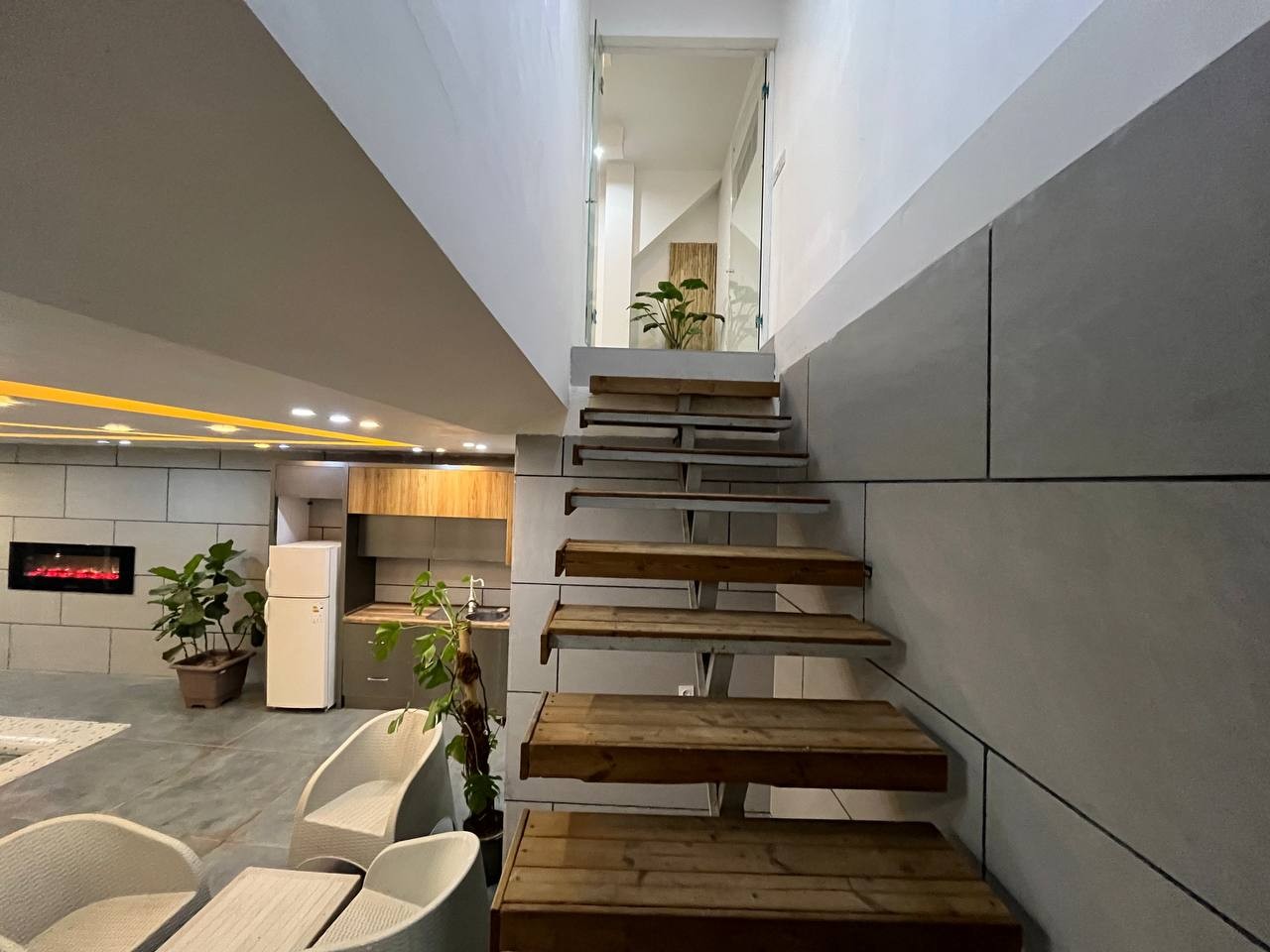 ورودی طبقه ۲ ورودی طبقه ۲