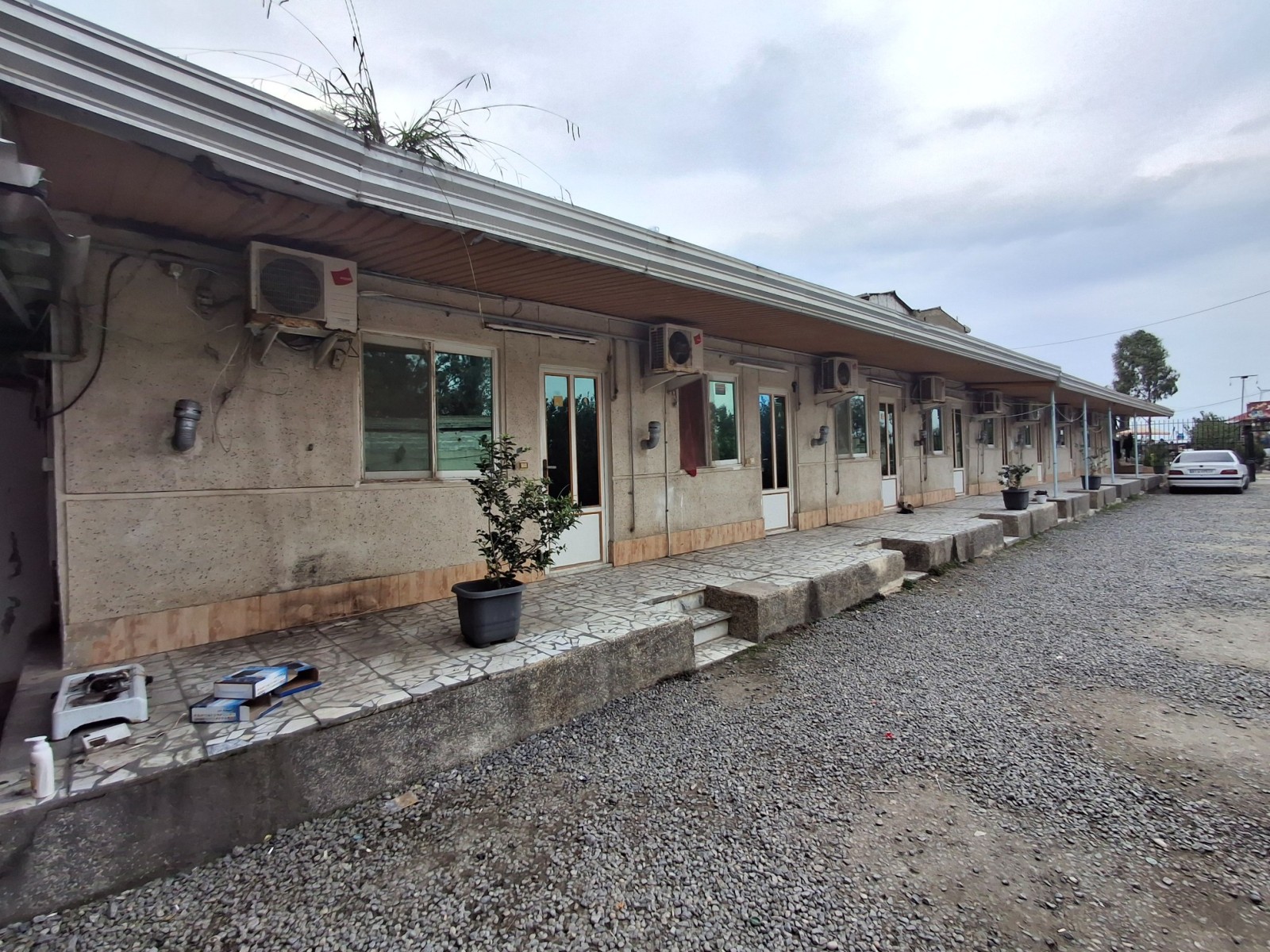 نمای ساختمان و پارکینگ