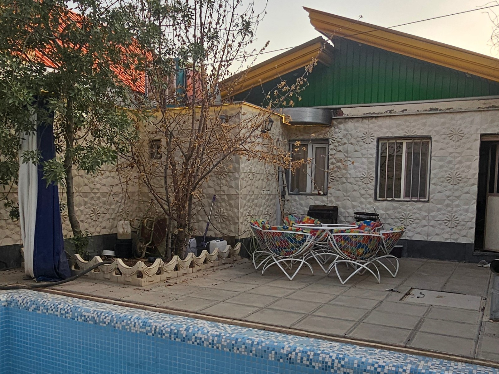 حیاط پشتی