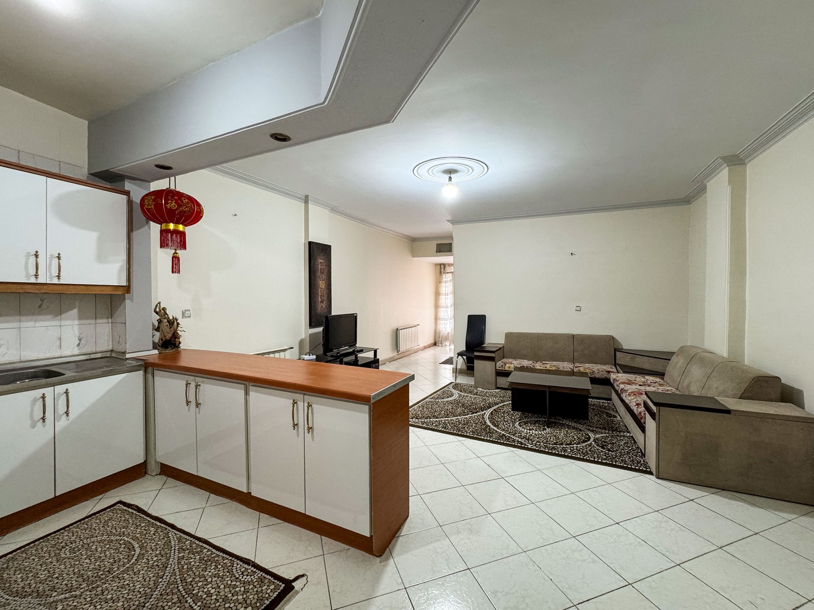 اتاق پذیرایی و آشپزخانه