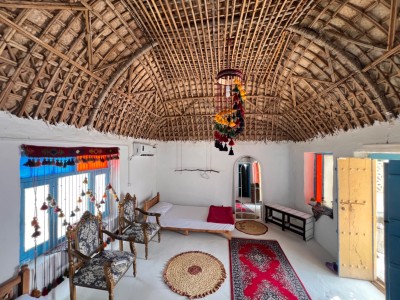 بومگردی عمارت سفید(حیاط ۱)