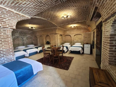 اقامتگاه سنتی درجه یک ارغوان (خانه تاریخی قاجاری) "اتاق سه تخته پایین"