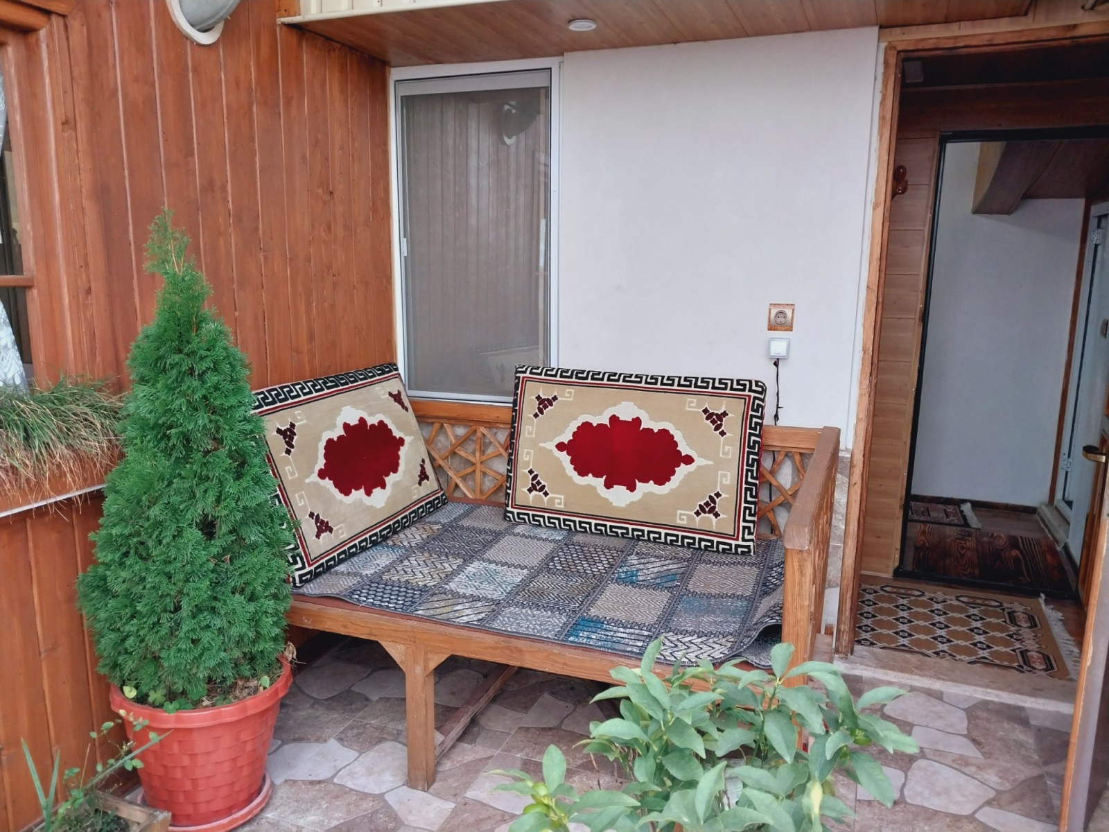 تخت سنتی در حیاط کلبه