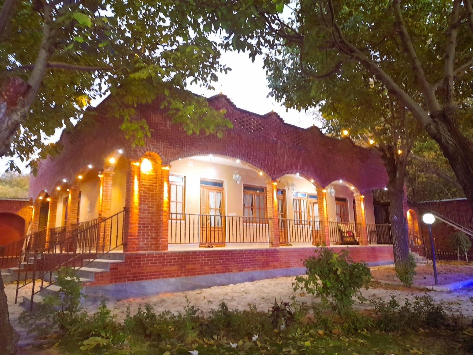 نمای ساختمان غروب