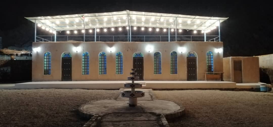 نمای سالن فانوس کوهستان در شب