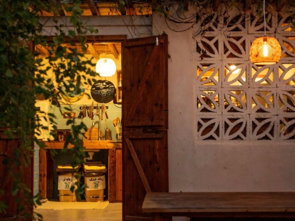 نمای بیرون از آشپزخانه کُنار