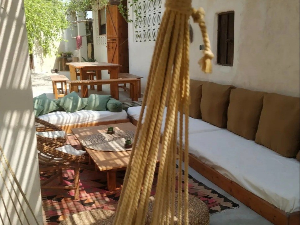 دارای تخت راحت برای نشستن و استراحت همچین میز نهار خوری