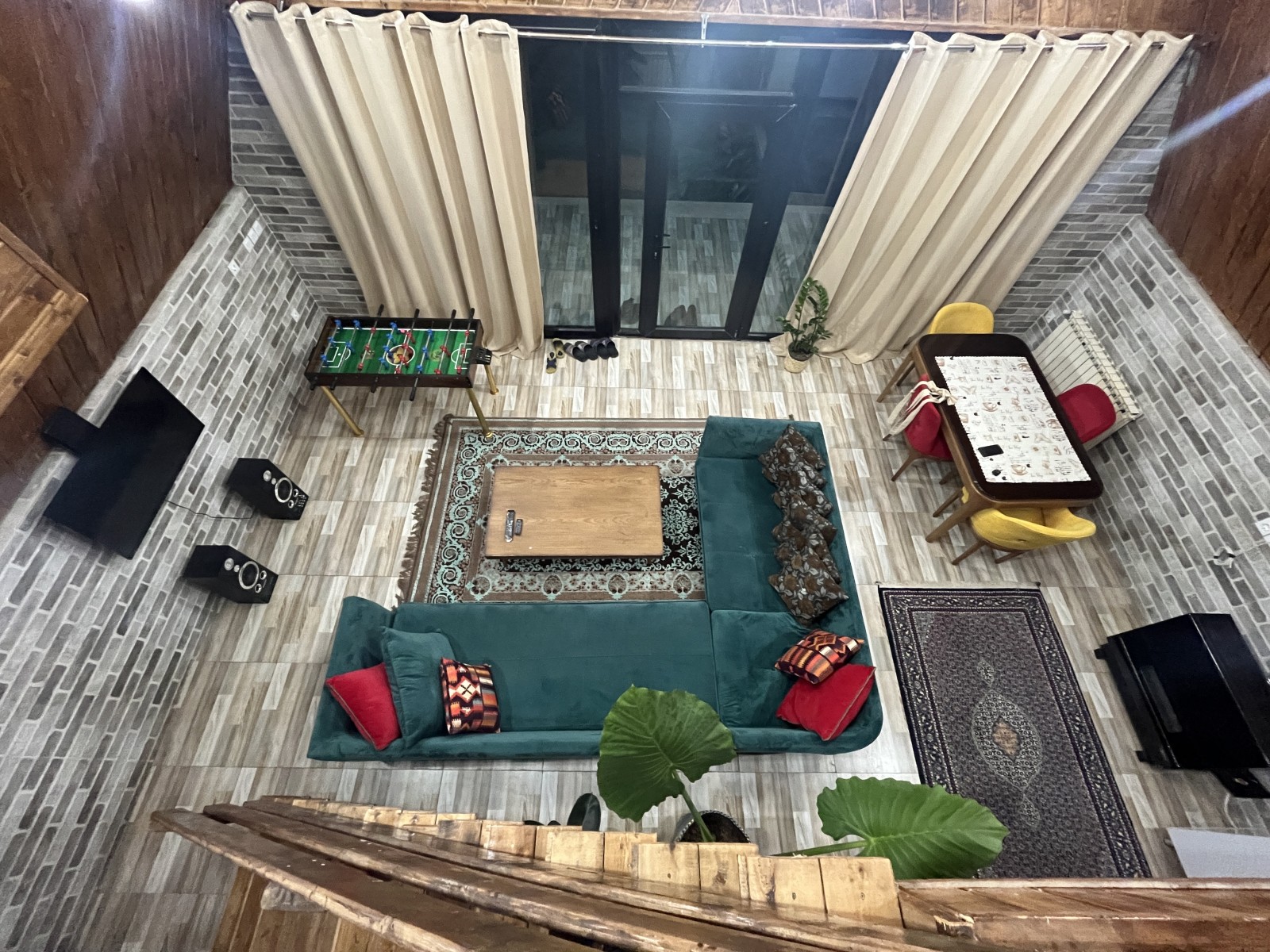پذیرایی همراه با فوتبال دستی