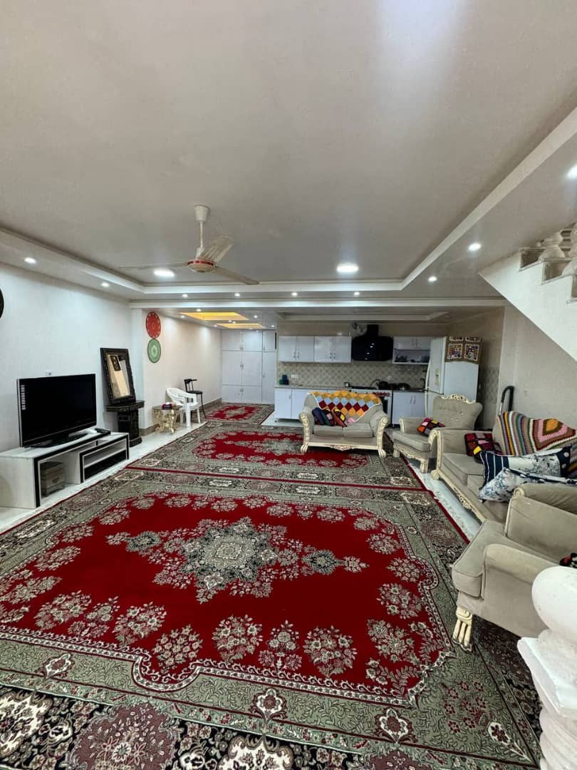 اتاق پذیرایی و آشپزخانه