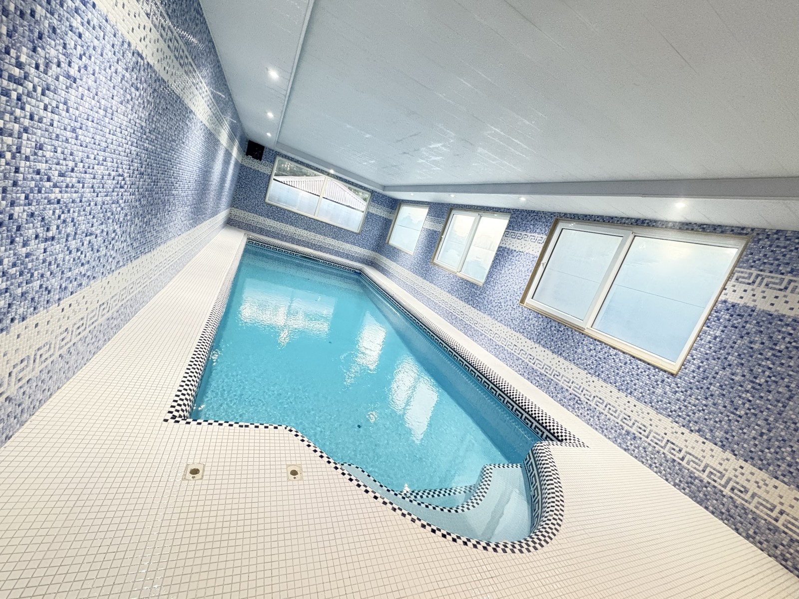 فضای استخر فضای استخر