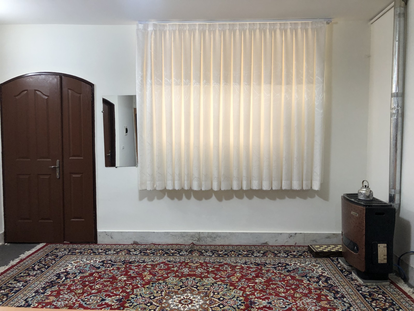 پذیرایی و پنجره حیاط پذیرایی و پنجره حیاط