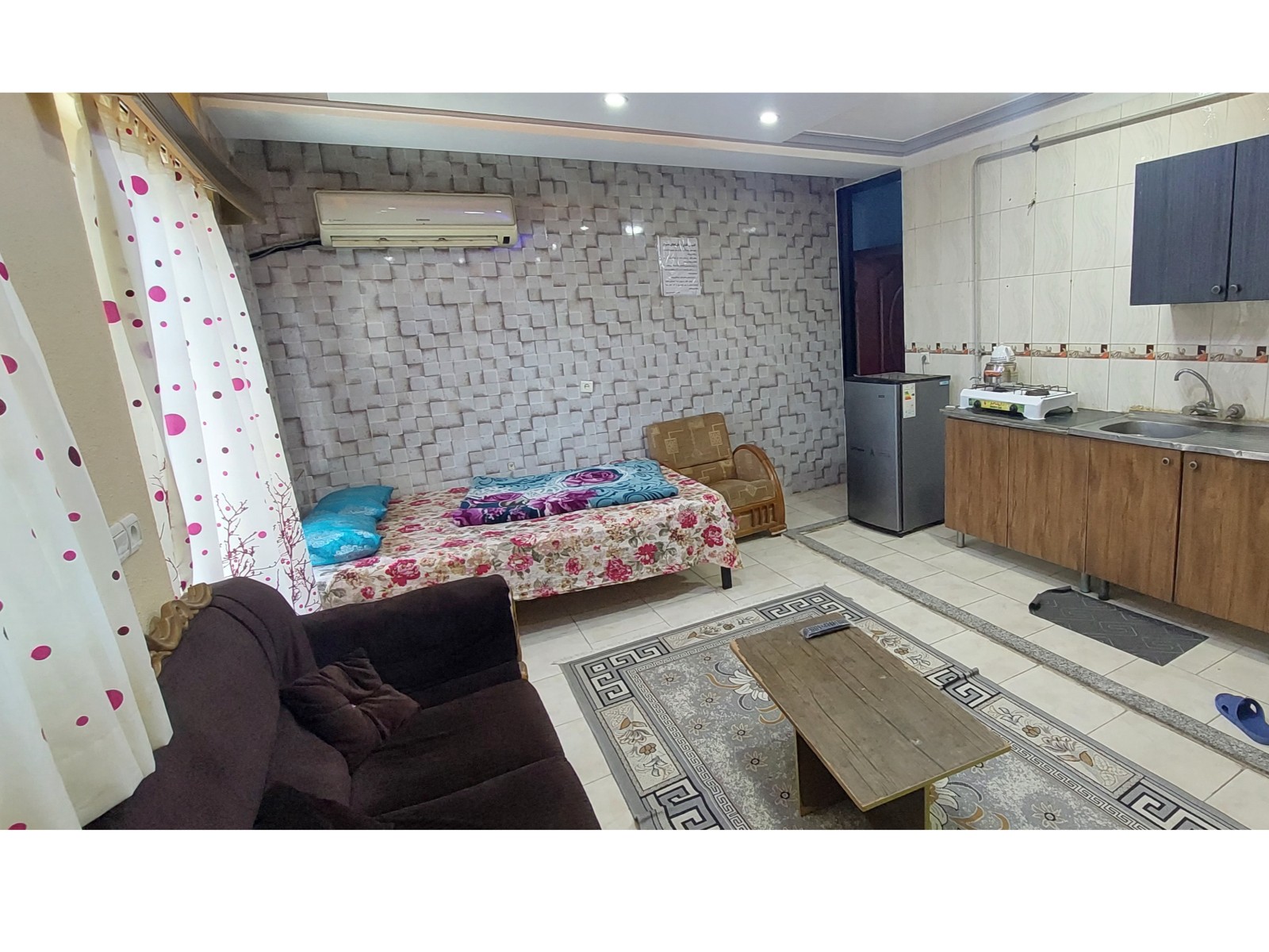 اتاق پذیرایی به همراه تخت دونفره اتاق پذیرایی به همراه تخت دونفره