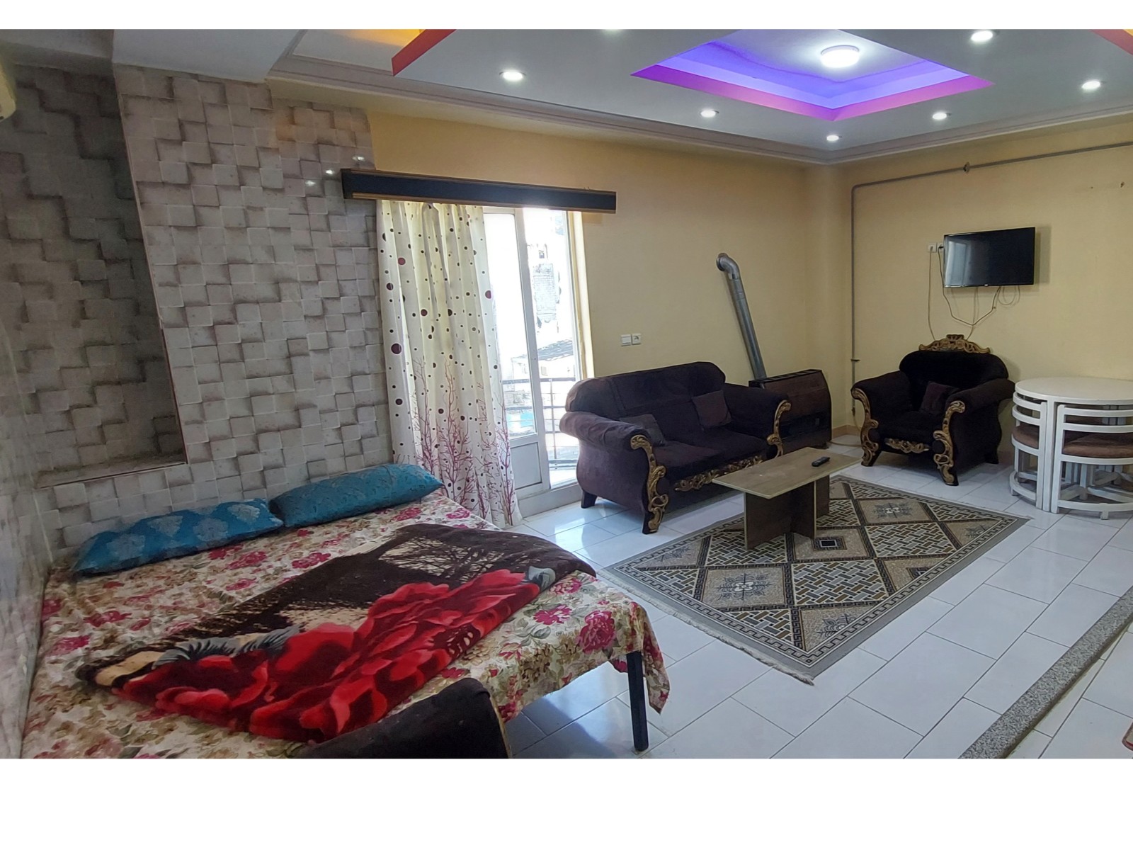 اتاق پذیرایی با یک تخت دونفره