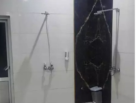 دوش کنار استخر