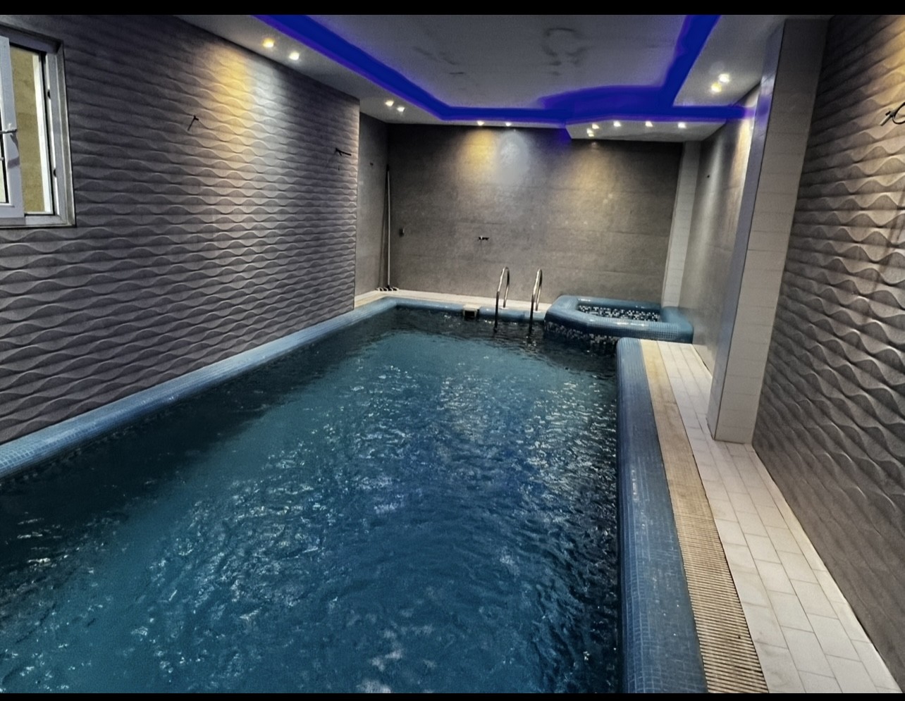 استخر سرپوشیده ابگرم