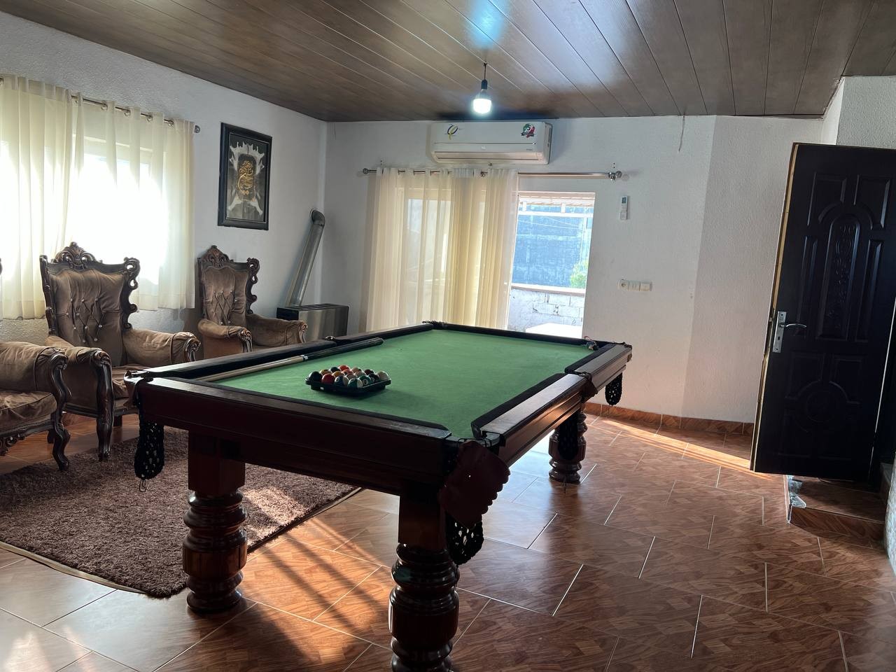 اتاق پذیرایی طبقه اول اتاق پذیرایی طبقه اول