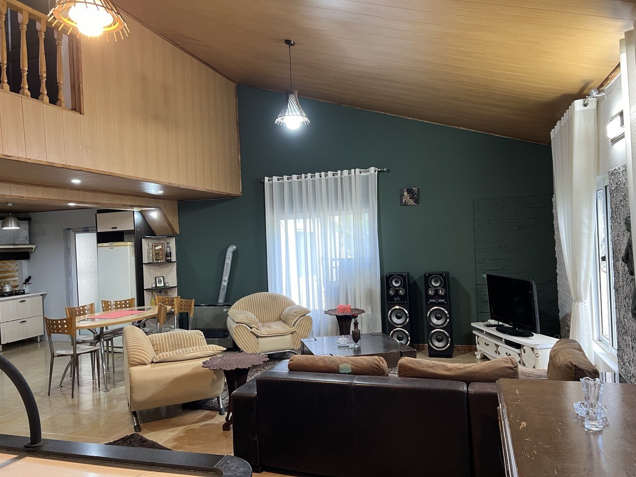 اتاق پذیرایی و آشپزخانه