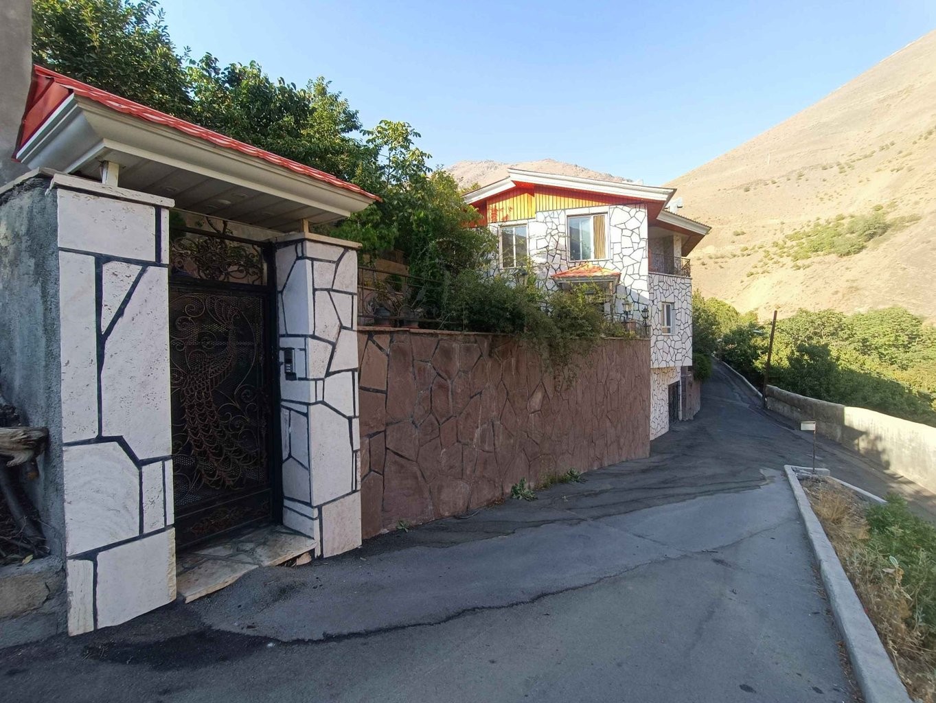 ورودی اقامتگاه ورودی اقامتگاه