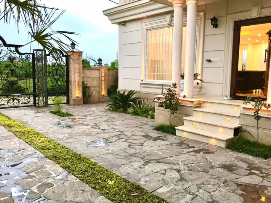 نمای اقامتگاه و حیاط