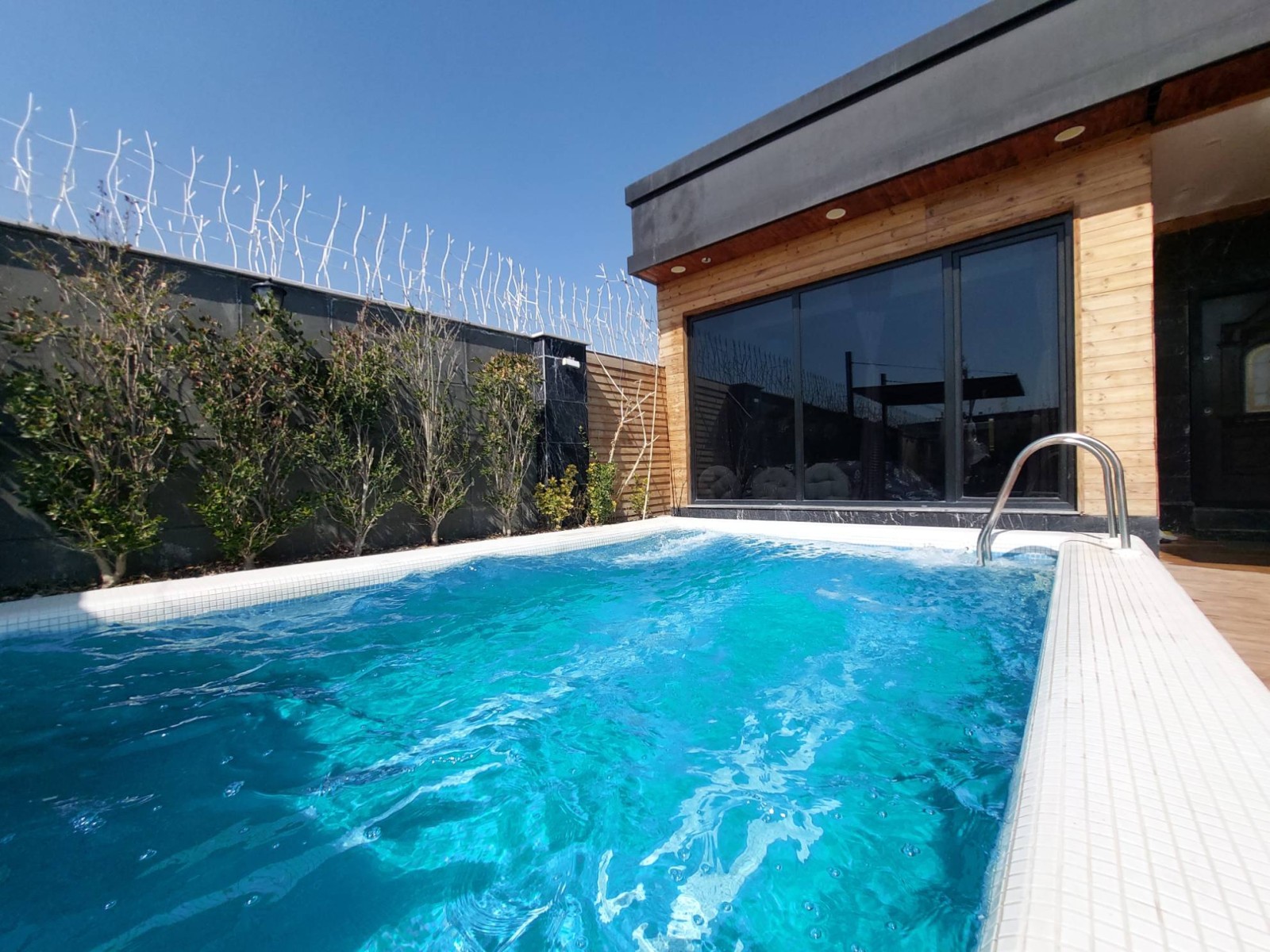 استخر از نمای پنجره پذیرایی