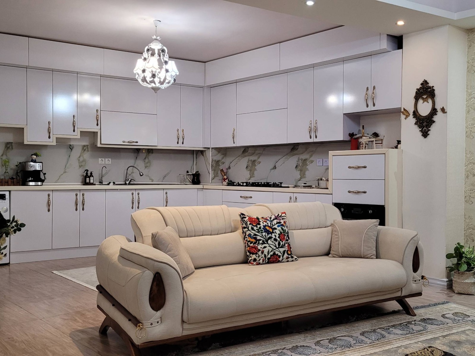 پذیرایی و آشپزخانه