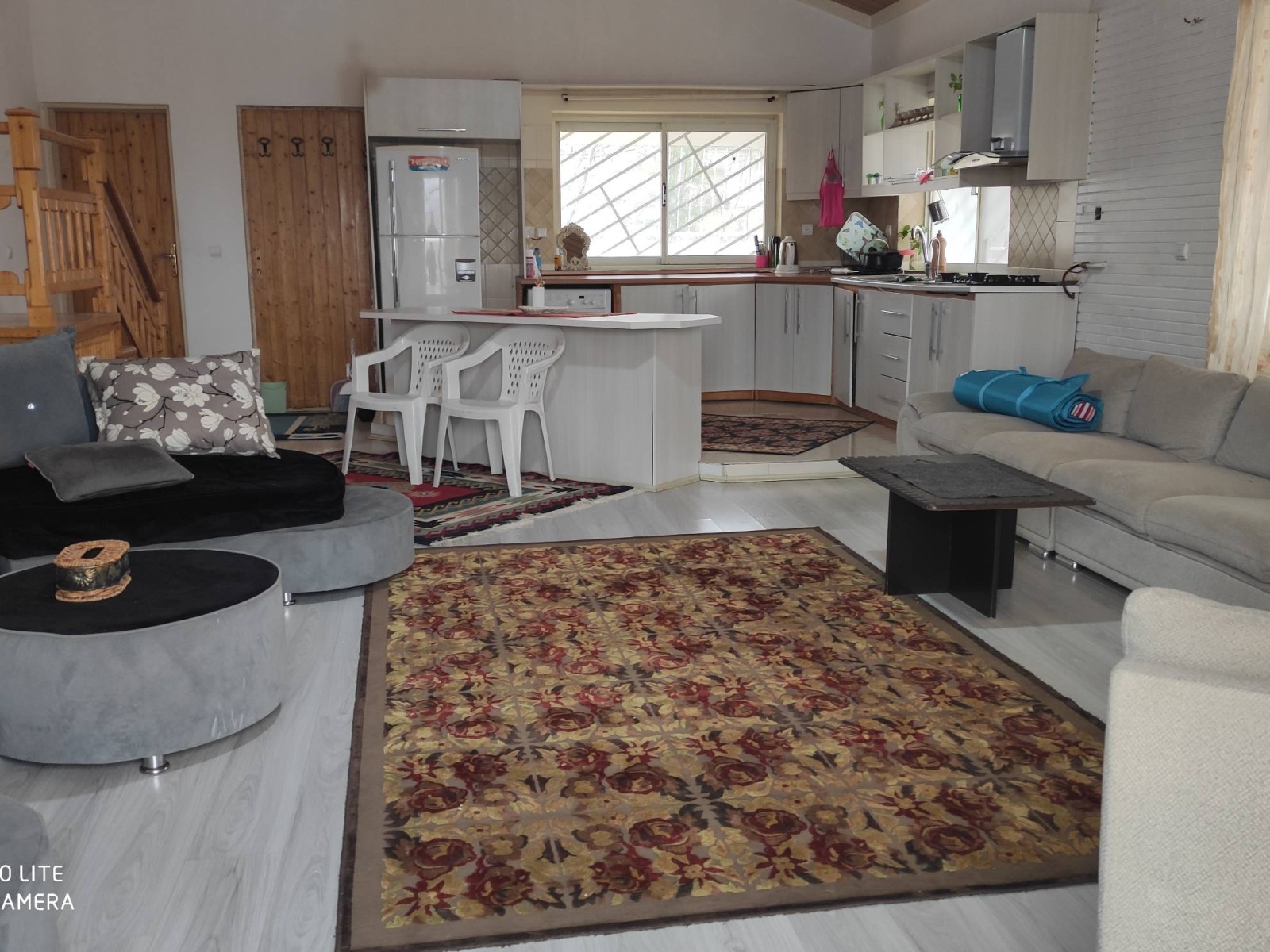 اتاق پذیرایی و آشپزخانه