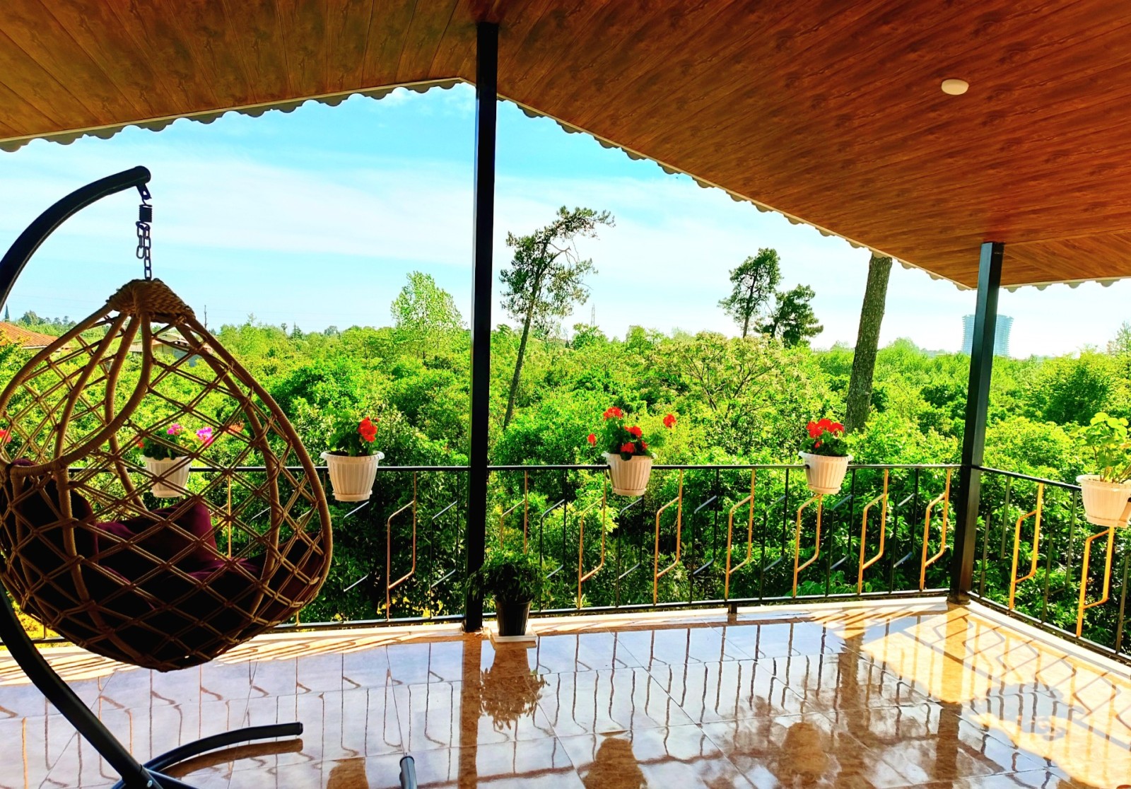 تراس و چشم اندازی زیبا تا دور دست ها و دید به دریا تراس و چشم اندازی زیبا تا دور دست ها و دید به دریا