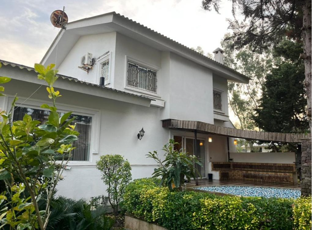 نمای اقامتگاه و حیاط نمای اقامتگاه و حیاط