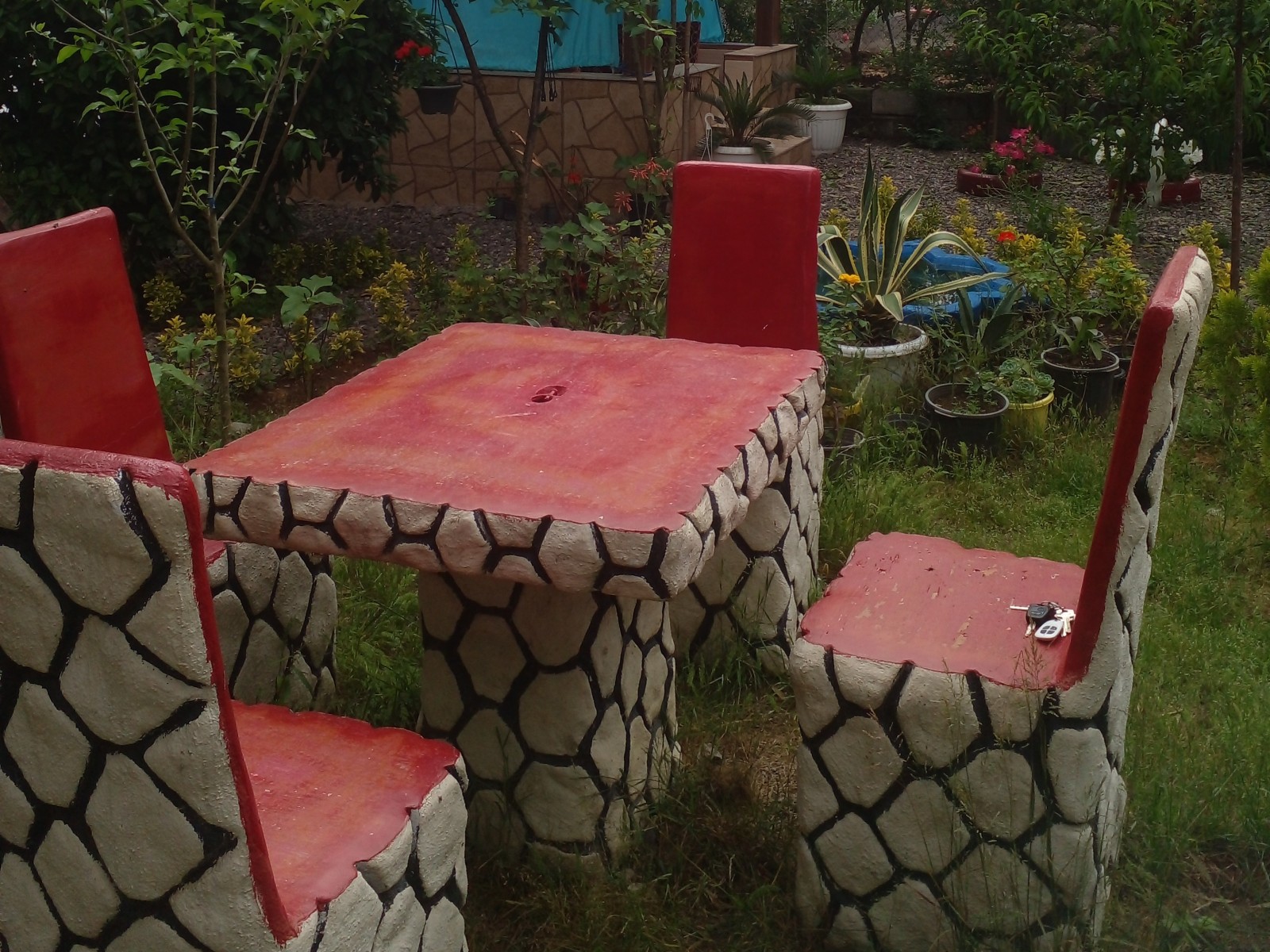 صندلی ومیز داخل باغ صندلی ومیز داخل باغ