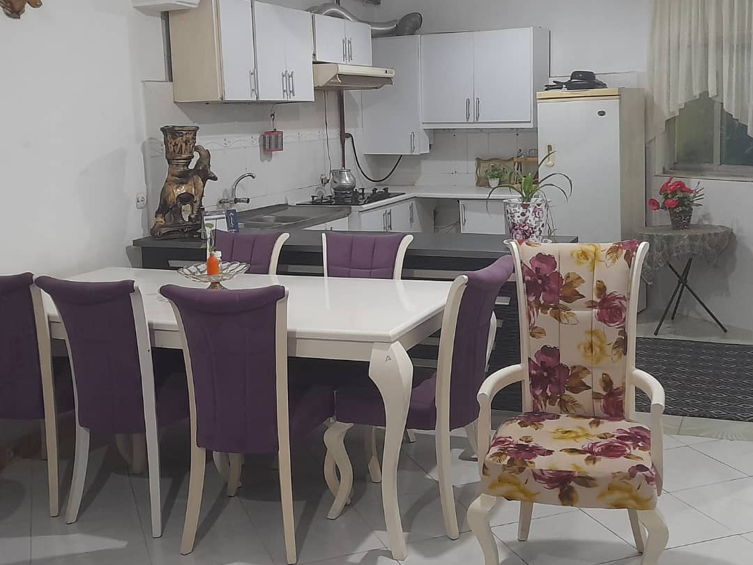 اتاق پذیرایی و آشپزخانه