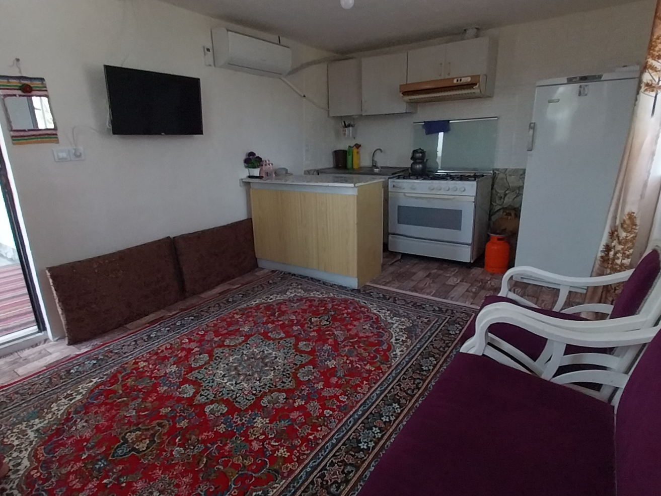 اتاق پذیرایی و آشپزخانه