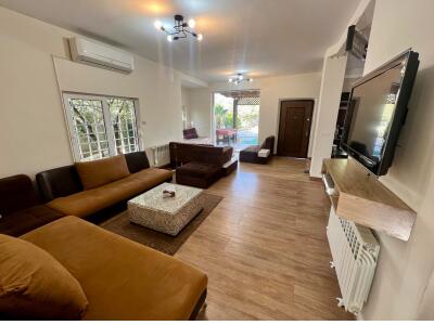 ویلا با استخر آبگرم "باراد" در کردان ویلا با استخر آبگرم "باراد" در کردان