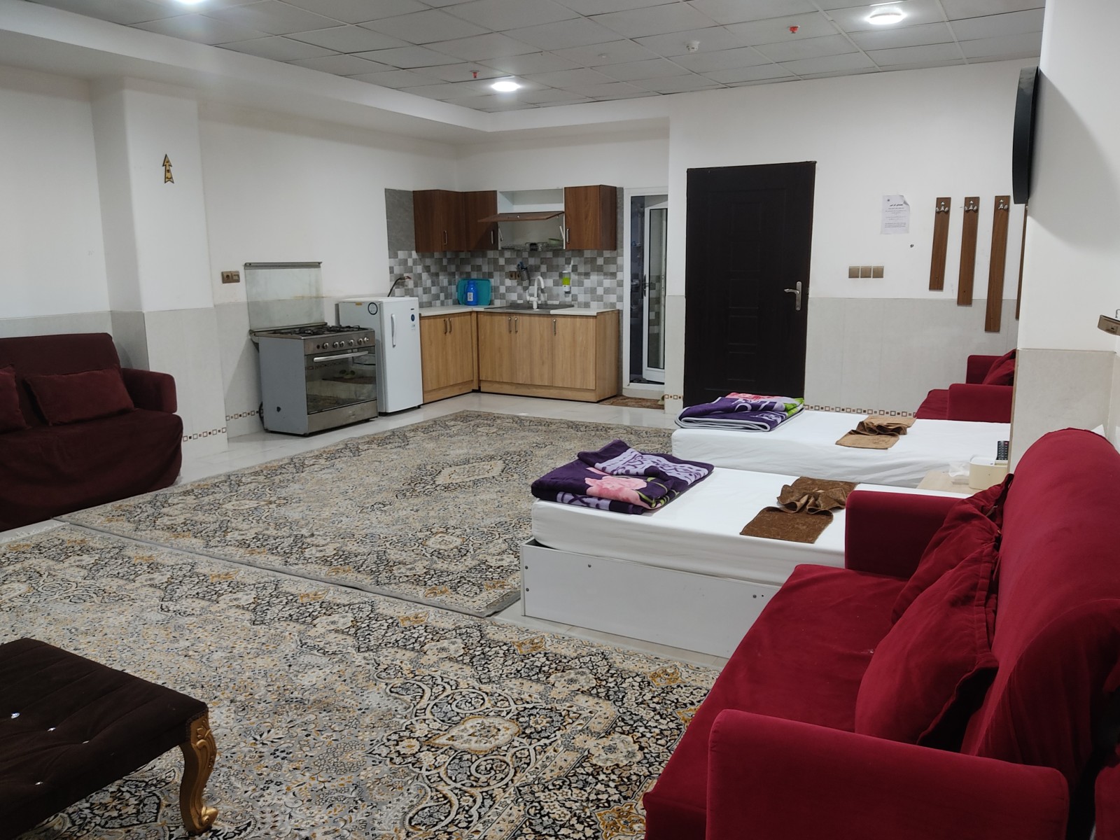 اتاق پذیرایی و آشپزخانه