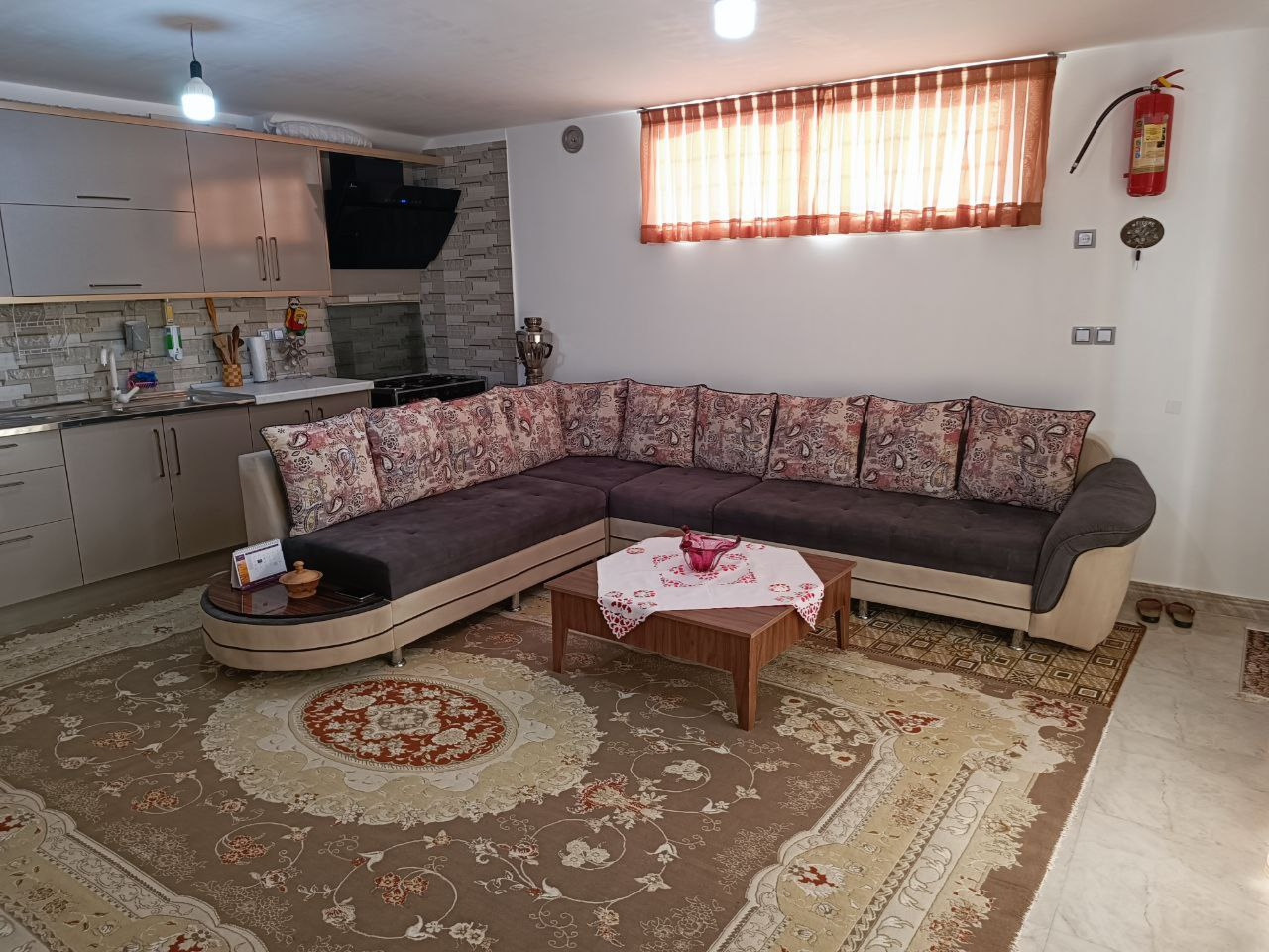 اتاق پذیرایی و آشپزخانه