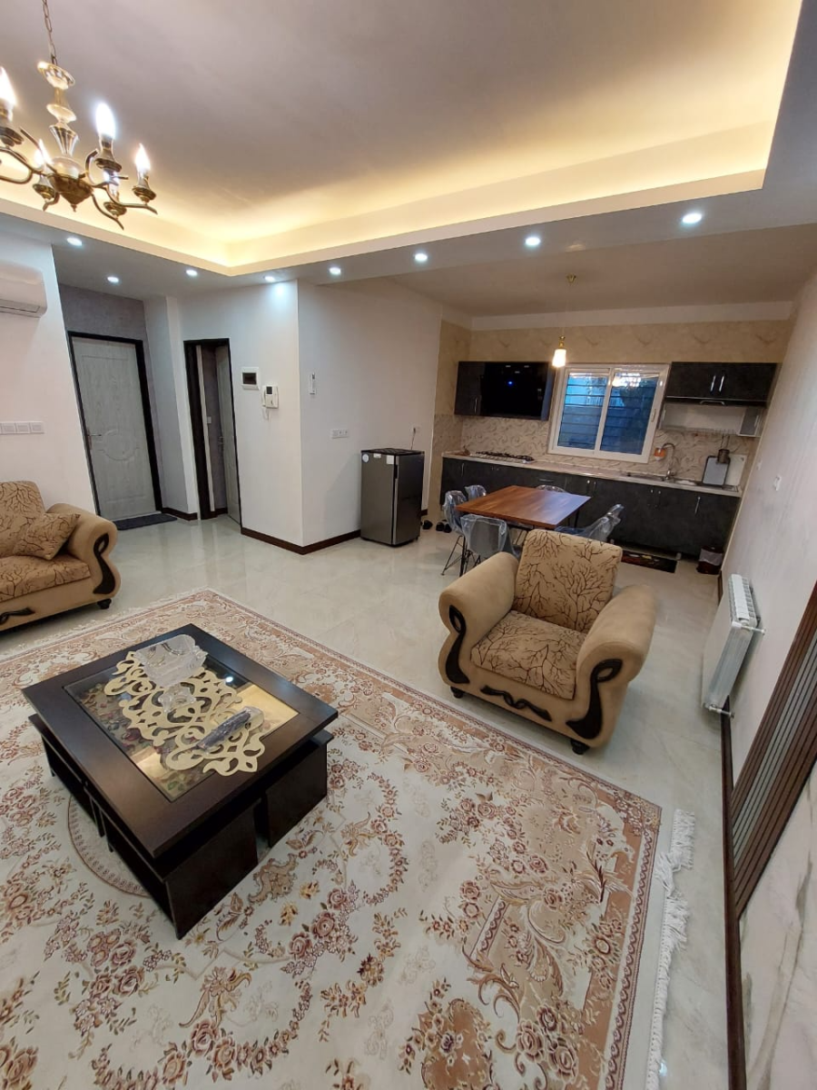 اتاق پذیرایی و آشپزخانه