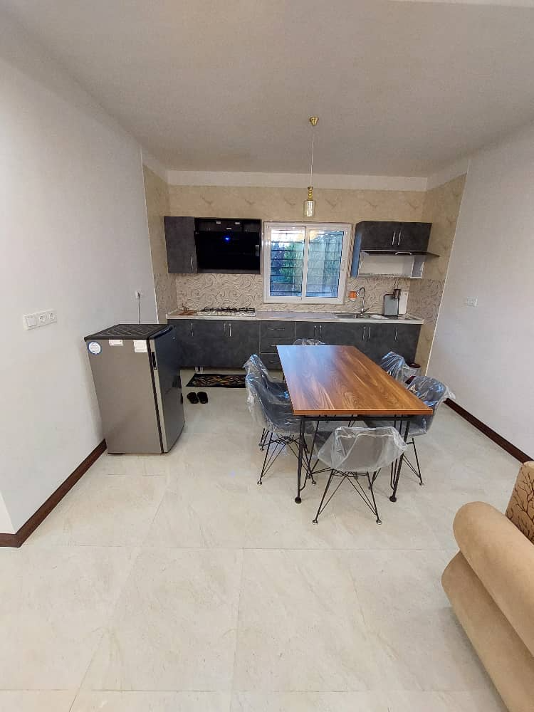 اتاق پذیرایی و آشپزخانه