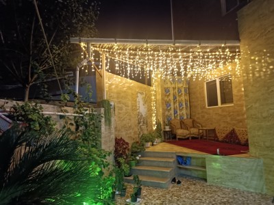خانه ی نیک با حیاط نور رنگی