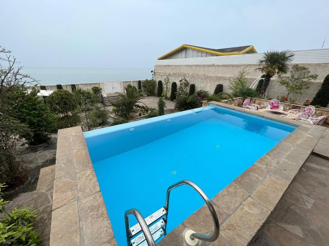 استخر و نمای دریا استخر و نمای دریا