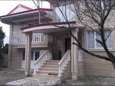 اقامتگاه آیلین با درختان میوه و گل و گیاه اقامتگاه آیلین با درختان میوه و گل و گیاه