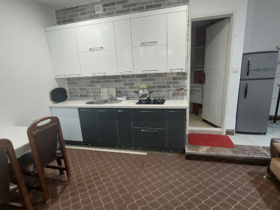 سوییت غیر دربست در طبقه زیر همکف آپارتمان سوییت غیر دربست در طبقه زیر همکف آپارتمان