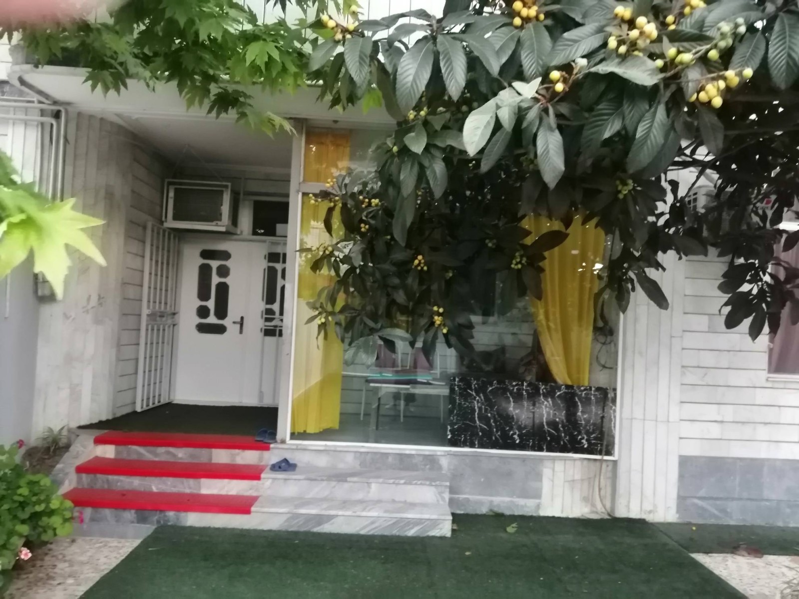 نمای اقامتگاه و حیاط