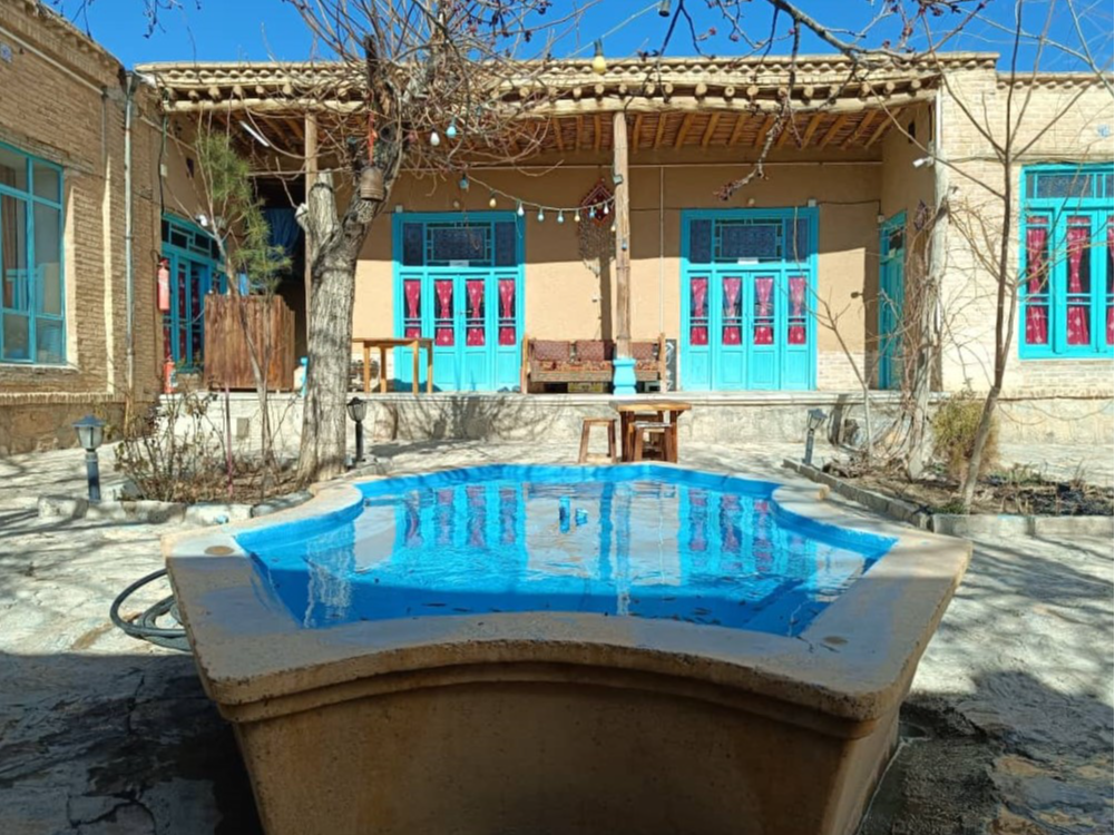 نمای اقامتگاه و حیاط