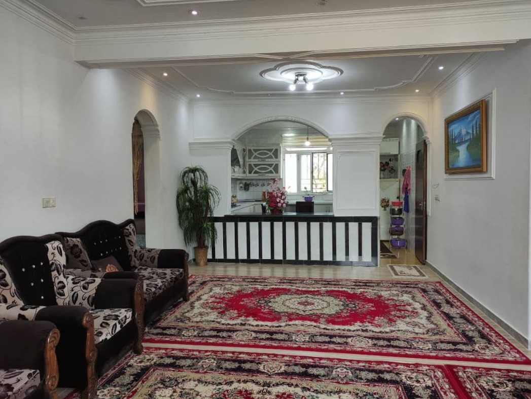 اتاق پذیرایی و آشپزخانه