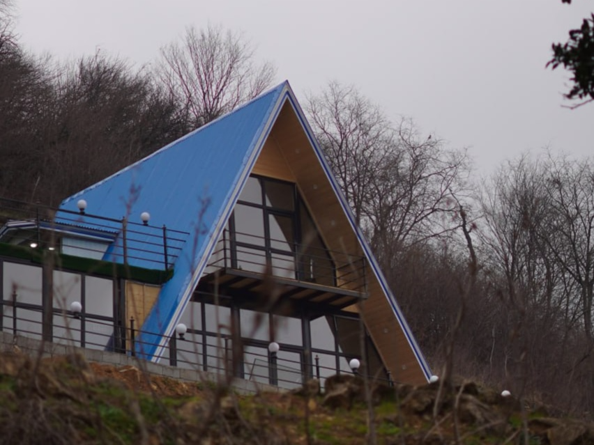 نمایی بیرونی در دل جنگل ،آرام و دنج جای خلوت