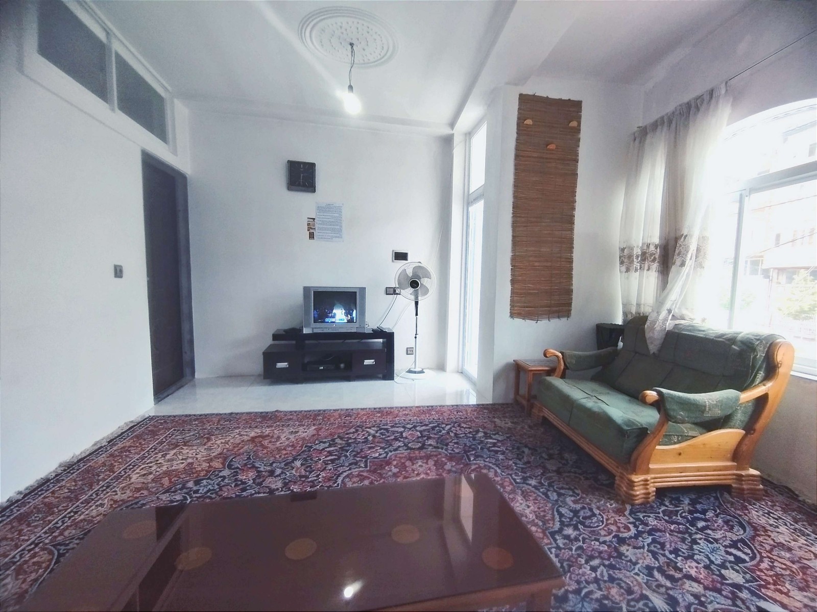 نمای قسمتی از سالن پذیرایی و ورودی به اتاق خواب اقامتگاه