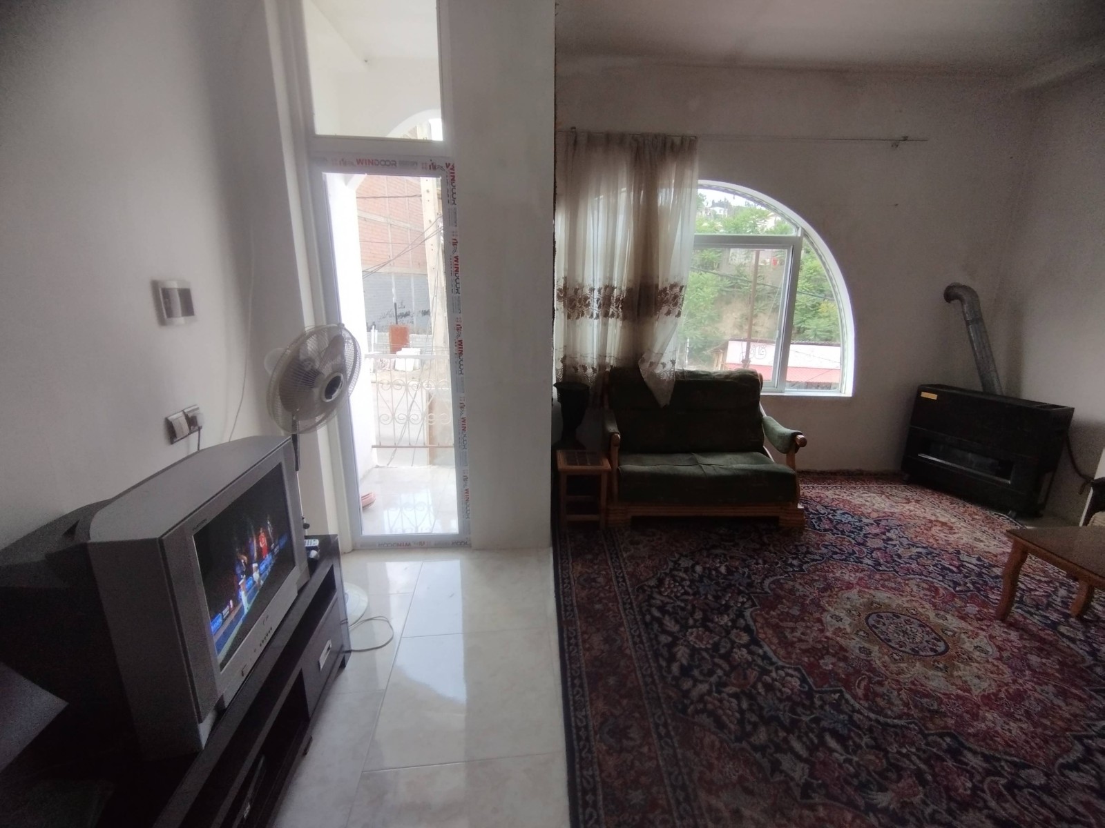 نمای قسمتی از سالن پذیرایی و بالکن اقامتگاه