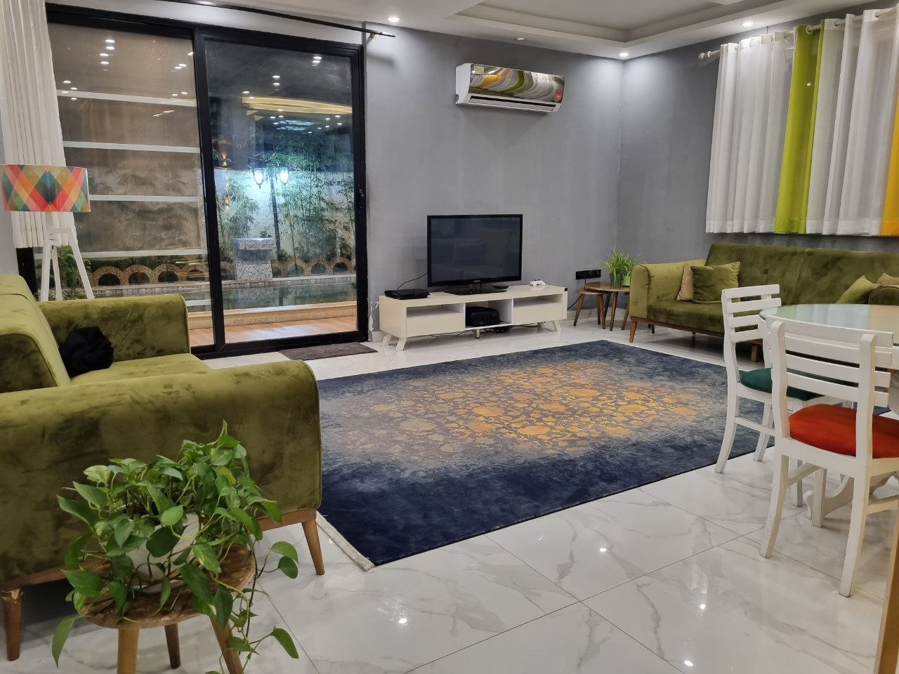 اتاق پذیرایی طبقه همکف