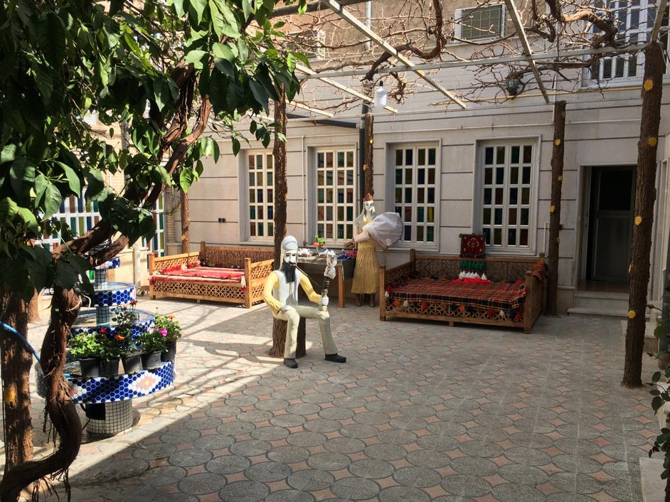 نمایی از حیاط مجموعه در زمستان