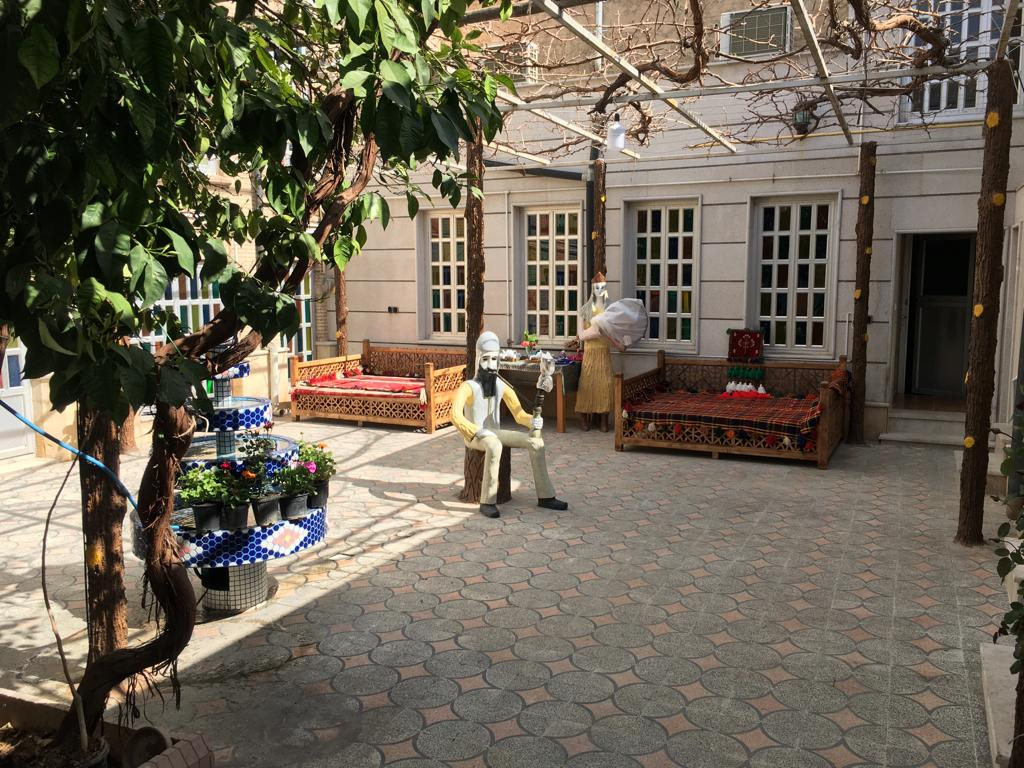 نمایی از حیاط مجموعه در زمستان