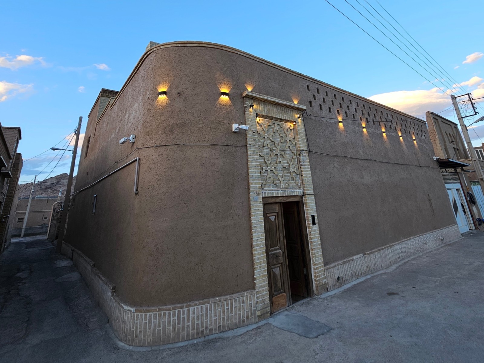 نمای بیرونی ساختمان